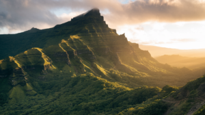 Mont Teatara à Tahiti avec ses pentes abruptes couvertes de végétation tropicale, photographié durant l'heure dorée